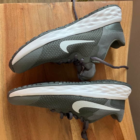 Nike Revolution 6 GS Kid's Running Shoes, Unsex, Size 4 Great for Back To School - Picture 4 of 7